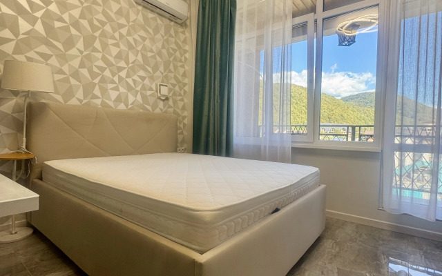 Квартира Просторная студия с террасой напротив отеля Мариотт