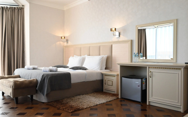 Shine House Hotel