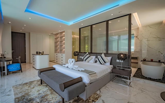 Luxury Infinity Pool Villa in Nai Harn Villa