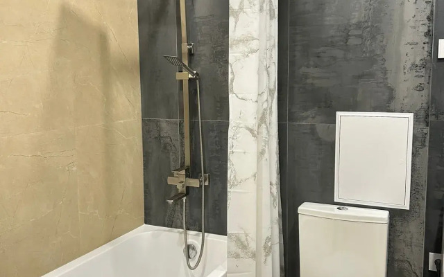 Brusnika U Mosta Vlyublennykh V Tsentre Goroda Flat