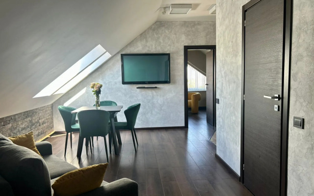 Amoroma: Nad Morem, Blizhe K Nebu Flat