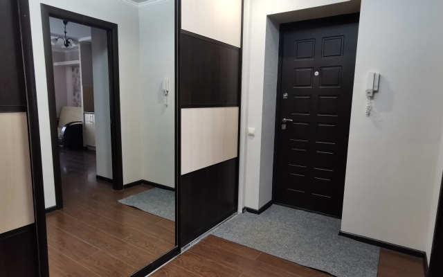 Na bulvare M. Raskovoy (bordo) Flat