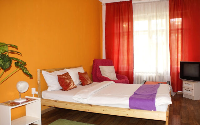 Апартаменты Лето&Зеленая Роща двуспальная кровать