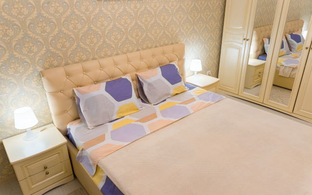 Yevro 3kh Komnatnye Apartamenty S Vidom Na Park Galitskogo Apartments