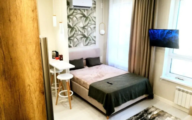 Svetlaya s dizajnerskim remontom okolo metro Apartment