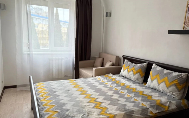 Квартира двушка в центре Сочи кровать и диван