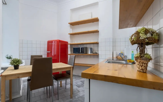 Apartments Uluchshennye S Balkonom I Gostinoy