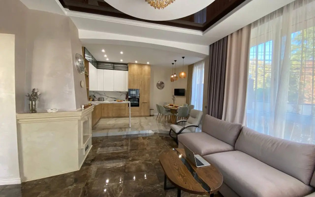 S Basseynom I Baney Private House