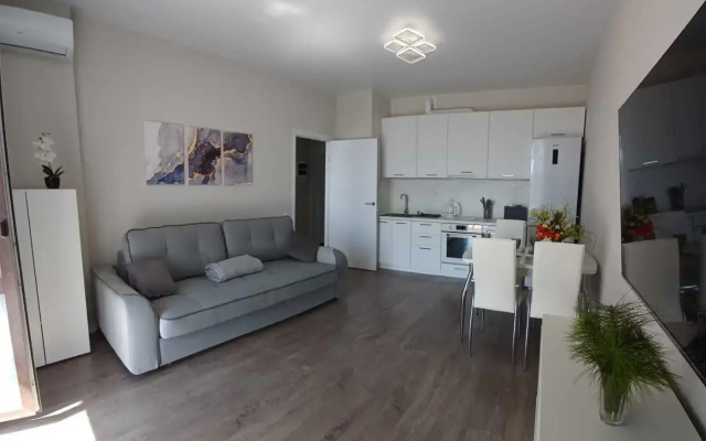 Квартира с Бacсeйнoм в ЖК Кипарис 298