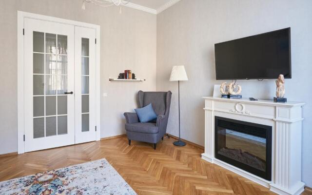 Pinterest na Karla Marksa c balkonom Apartments