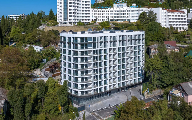 V Sochi Tsentr Khosty s kruglogodichnym podogrevaemym bassejnom i vidom na more AK Gorka Apartments