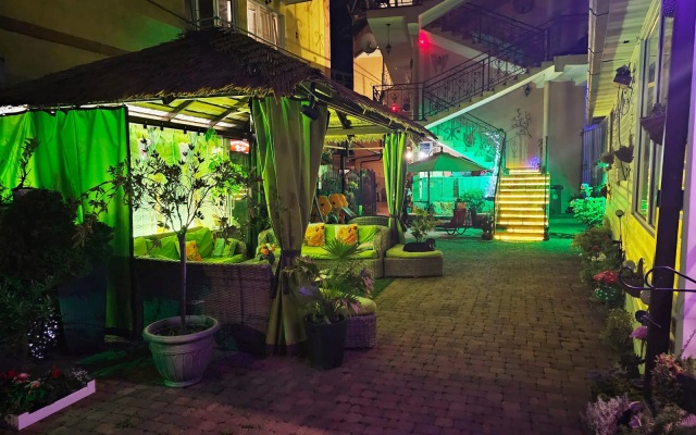 V Gostyah U Dzhulii Guest house