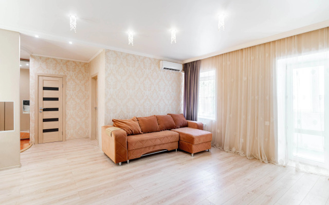 Sovremennaya, Prostornaya S Konditsionerom Flat