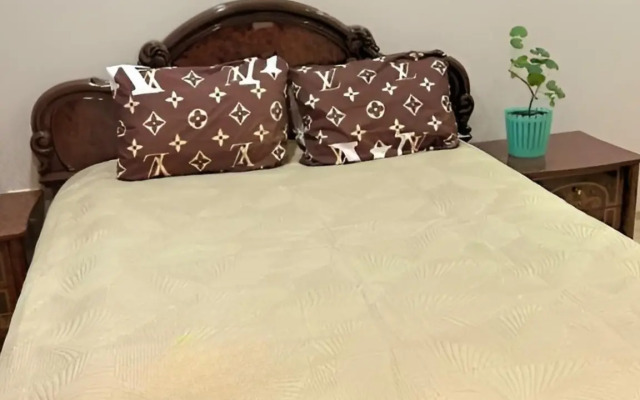 Uyutnaya Prostornaya Kvartira Flat