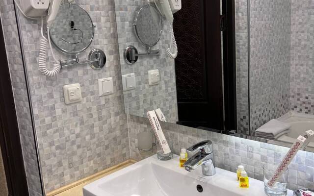Orient Star Varahsha Hotel