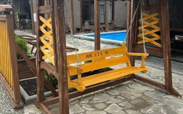 S baney i basseynom Private house