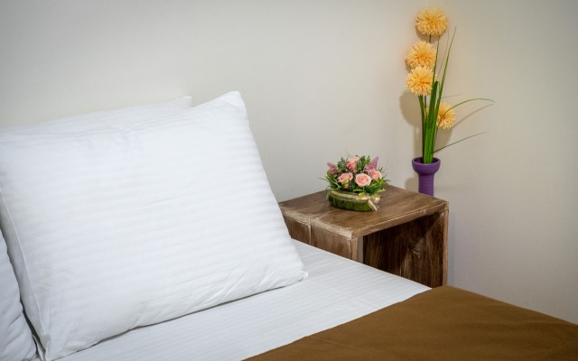 V eko stile s sobstvennym dvorikom dlya otdykha Flat