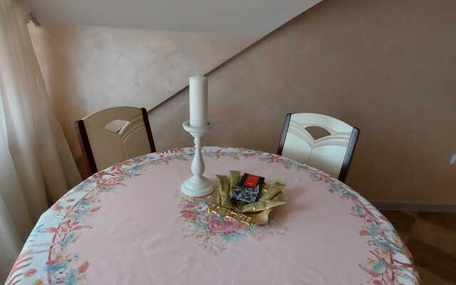 Martsipan s vykhodom na Verhnee ozero Na Nevskogo Apartments