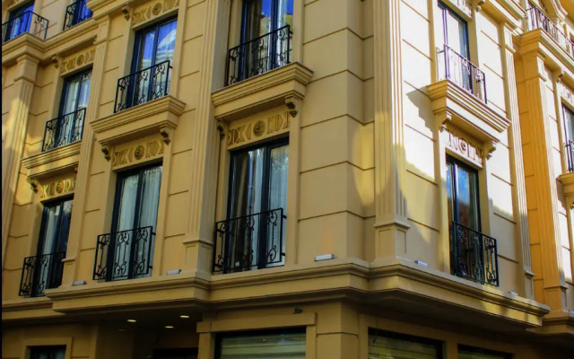 Deluxe Newport Hotel