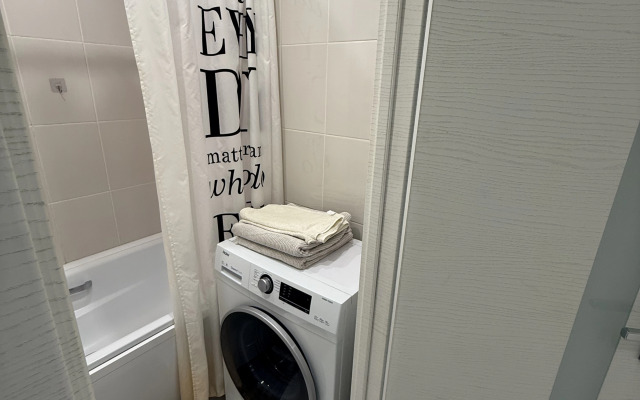 Uyutnaya Odnushka s Dizaynerskim Remontom Flat