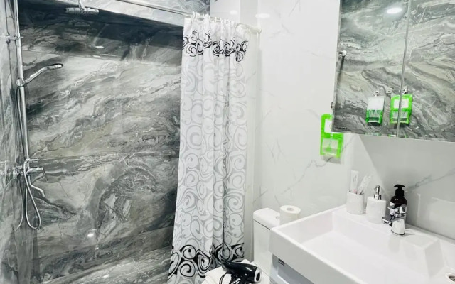 Yevrodvushka S Vidom Na Basseyn Apartments