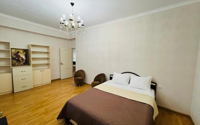 Trekhkomnatniye s Terrasoy i Balkonom Apartments