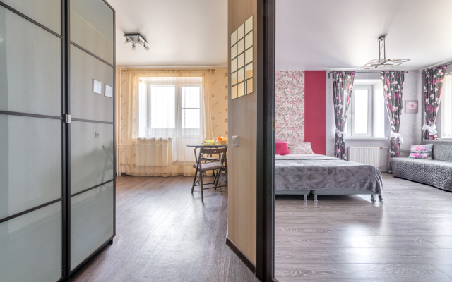 V Sovremennom Dome Pryamo U m.Mezhdunarodnaya Apartments