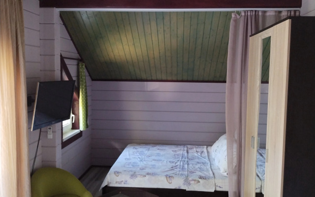 S Dvumya Apartamentami Chalet