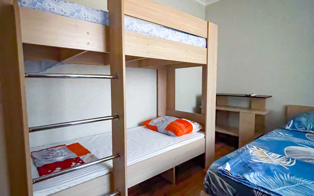 Dvukhkomnatnye S Dvorikom I Parkovkoy Apartments