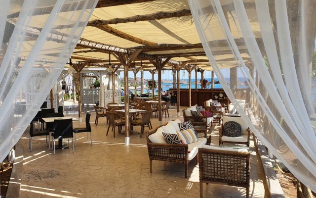 Cavo Maris Beach Hotel