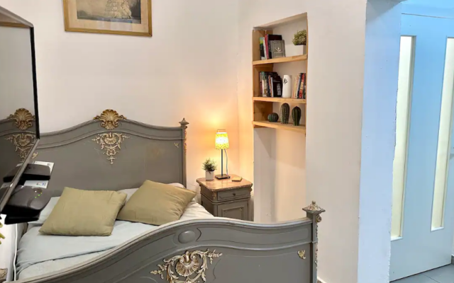 Vintazhnye S Odnoy Spalney I S Bolshim Patio Apartments