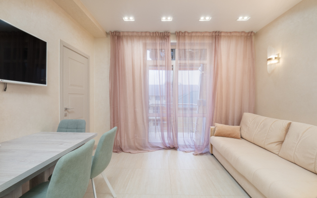 U Morya S Basseinom V ZhK Solnechnyij apt43 Apartments