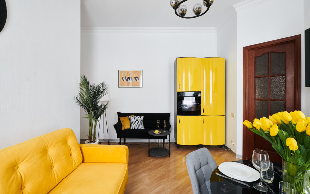 GM YArkaya Trekhkomnatnaya u Krasnoj Ploshchadi Apartments