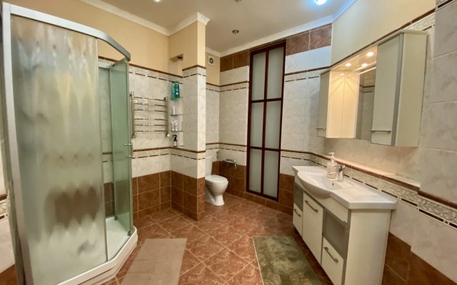 Апартаменты с французскими балконами на Чёрном озере