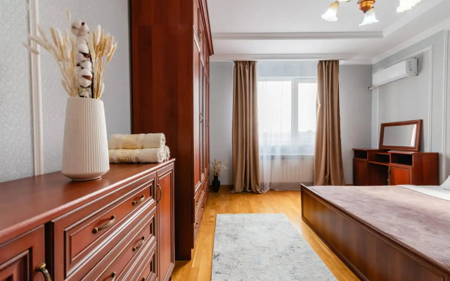 Апартаменты просторные трехкомнатные у ТРЦ MEGA в стиле минимализм