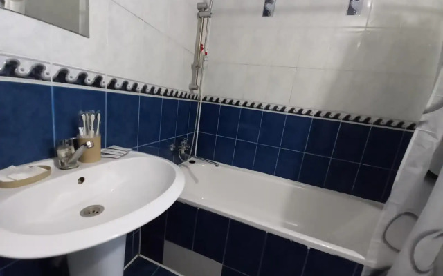 N75 Dve Bolshie Krovati V Tsentr Vselennoj Mr. HOUSE Flat