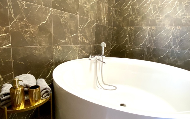 Апартаменты Центр, Апартаменты с камином и огромной ванной