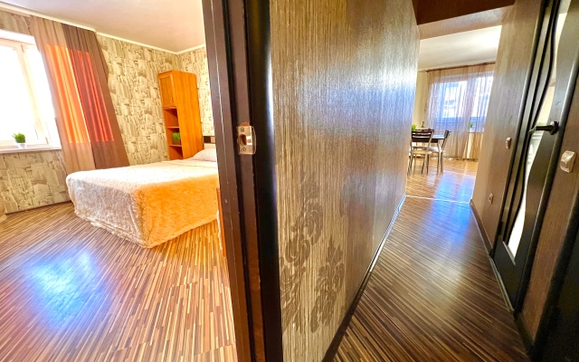 Апартаменты двухкомнатные на Карбышева 61Б (рядом с ТЦ Космопорт)