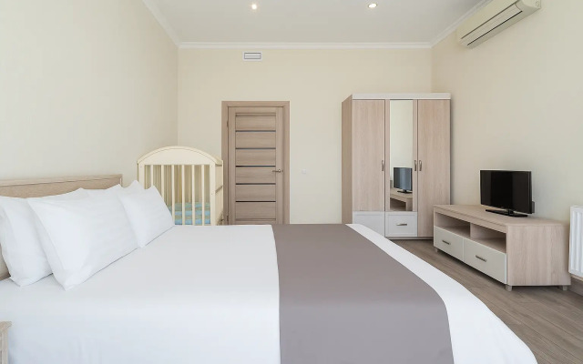 Prostornaya dlya gostey 6kh s krovatkoy i pelenal'nym stolikom dlya detey i kukhonnoy zonoy Flat