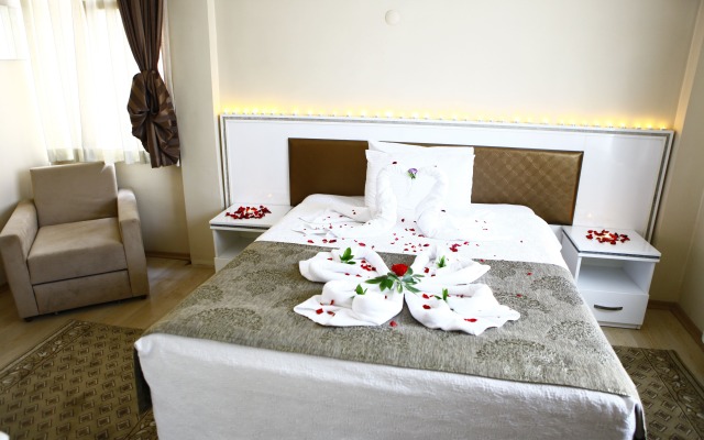 Отель The Lines