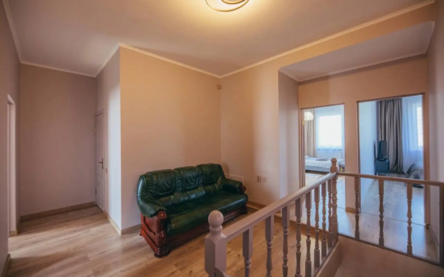 V Tsentre Goroda S Zelenym Sadom Private house