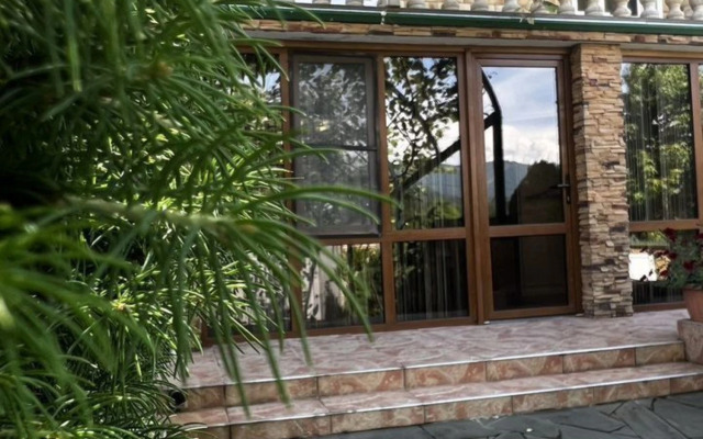 Na Ulitse Batayskoy 10a Private house