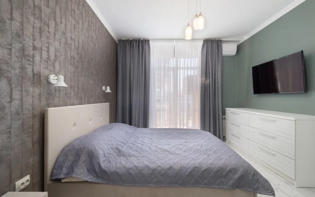U Morya S Basseinom V ZhK Solnechnyij Apr42 Apartments