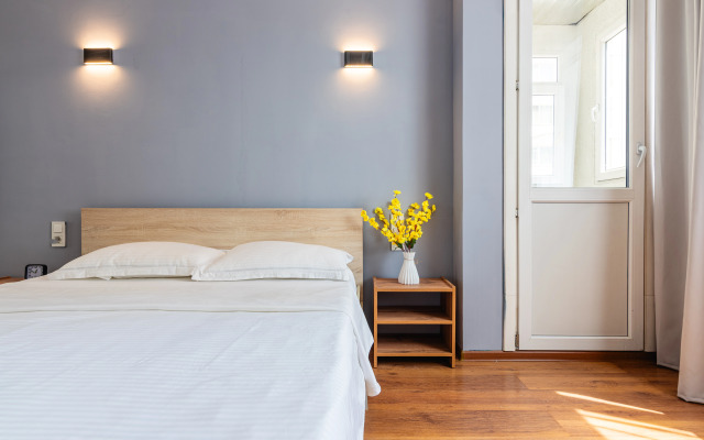Uyut v Ritme Minimalizma Apartment