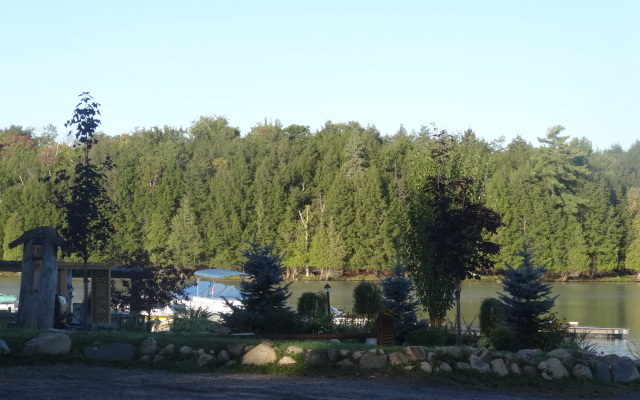 Курортный отель Ahmic Lake Resort