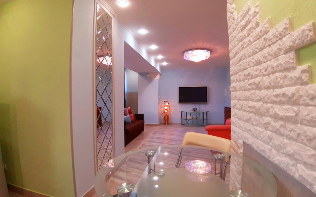 Апартаменты на площади Революции