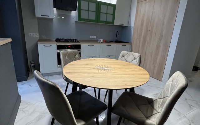 Prostornaya Nedaleko Ot Tsentra S Parkovkoy Flat