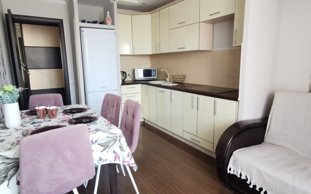 Na bulvare M. Raskovoy (bordo) Flat
