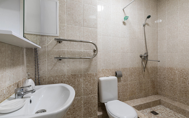 Dlya shesti person na Korotchenko Apartments