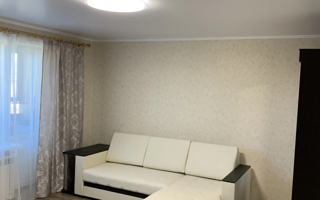 Trekhkomnatnyie schadenko 82 Apartments
